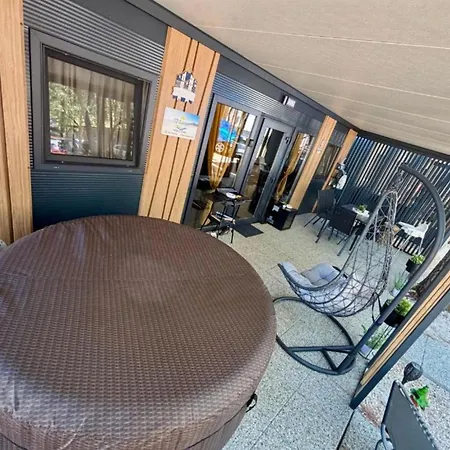 Dom wakacyjny Tj Escape - Mobile With Hot Tub And Terrace Pakoštane